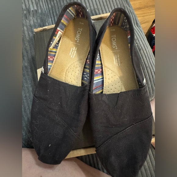 TOMS Women's Black Canvas slip on, size 10 - Picture 3 of 5